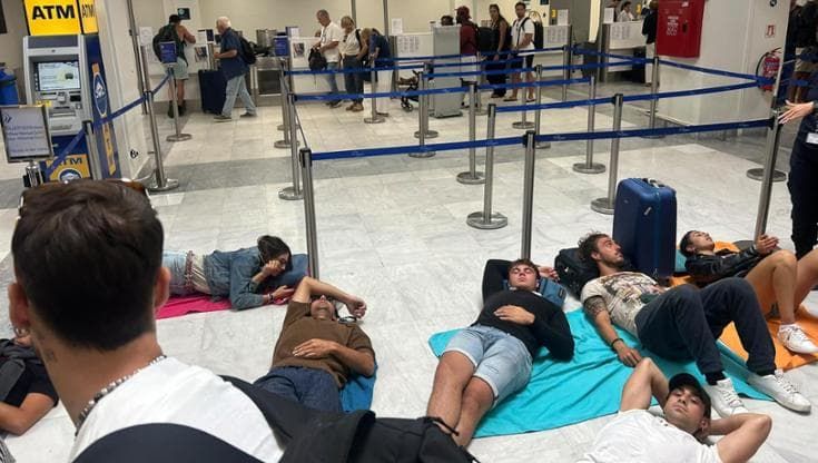 Mykonos, passeggeri restano bloccati in aeroporto: "Qui da due giorni, vogliamo tornare a casa"