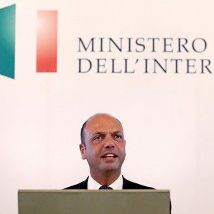 Alfano: "Entro ottobre Mare nostrum lascia il posto alla forza Ue"