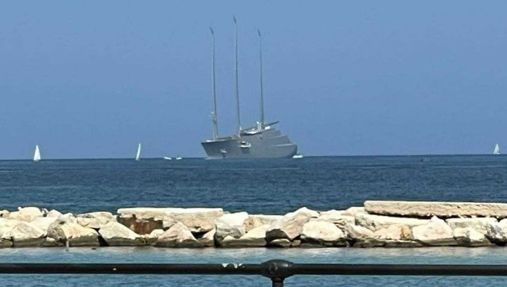 La barca a vela più grande del mondo ormeggia a Bari: è il gioiello di un miliardario russo da 430 milioni di dollari