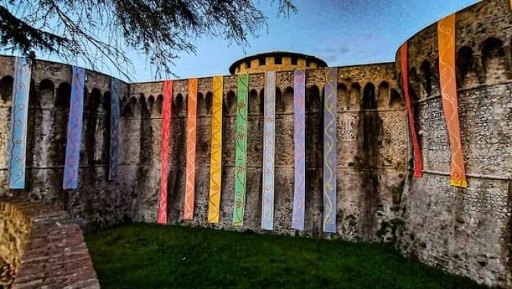 Gli arcobaleni della pace dell'artista Dale abbracciano il Castello di Oliveto