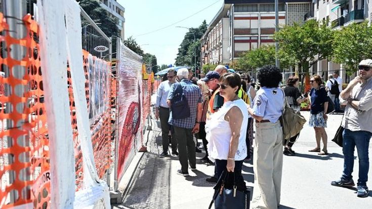 Tram, umarells confusi e pavoni rossi, quando l’arte va in cantiere