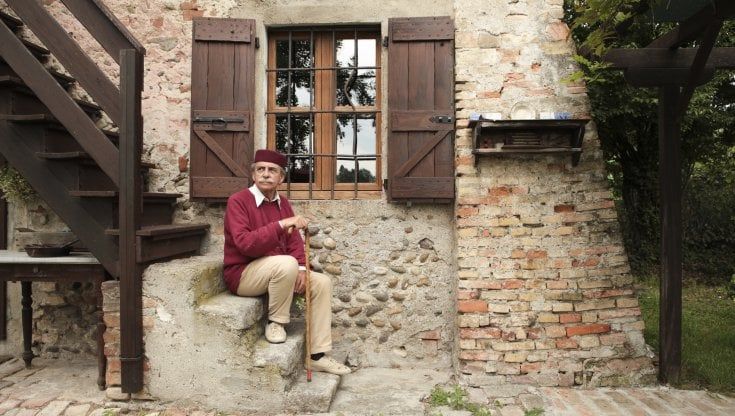 Le illustrazioni di Ugo La Pietra: le fiabe al balcone diventano virali