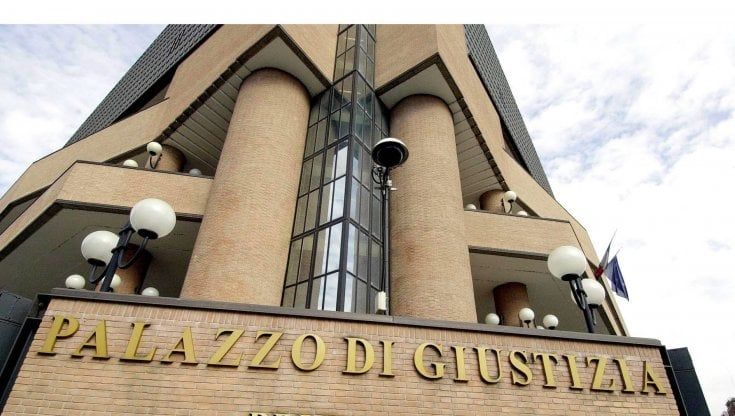 "Sei un mostro, fai impressione", padre condannato per maltrattamenti alla figlia anoressica