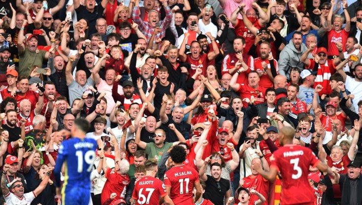 Tifosi in piedi in curva, negli stadi inglesi si torna al passato