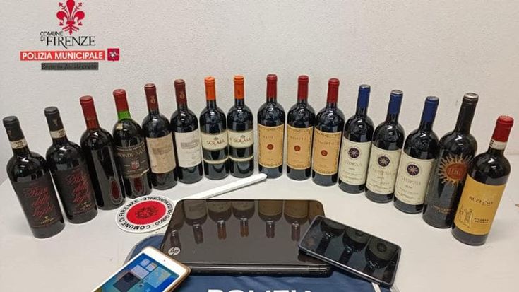 Firenze, rubano 15 bottiglie di vino che valgono 20mila euro: ritrovate in un trolley alle Cascine