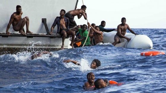 Soccorso da un rimorchiatore il gommone in avaria con 120 migranti a bordo