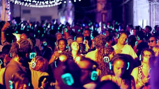Piazza Municipio, ore 21. E' festa ma si balla senza far rumore