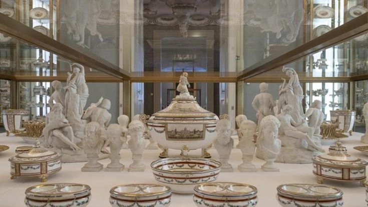 Capodimonte, splende la Galleria di porcellane: la mostra in sedici sale