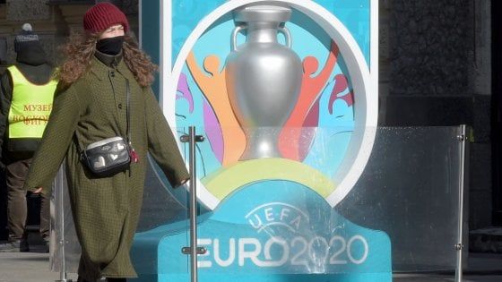 Coronavirus, l'Uefa nel pallone: "Europeo 2021 si chiamerà Euro 2020", poi il dietrofront e le scuse