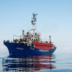 Dopo la Lifeline, bloccati anche 110 migranti davanti al porto di Pozzallo su un mercantile. La Guardia costiera italiana: "Non chiamateci più"