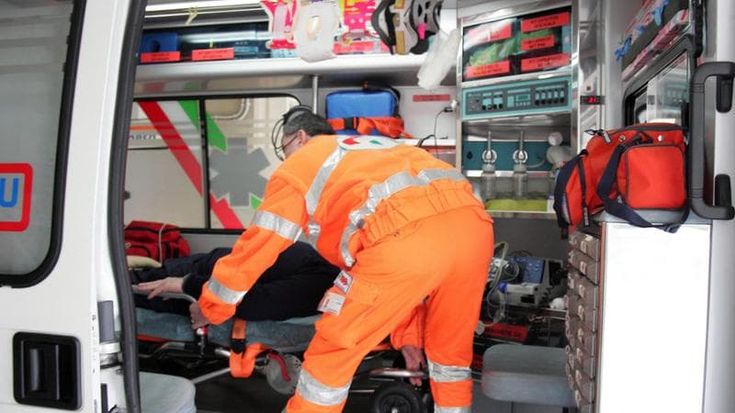 Incidente sul lavoro nel Lodigiano, finisce con la gamba in una tramoggia: operaio perde il piede