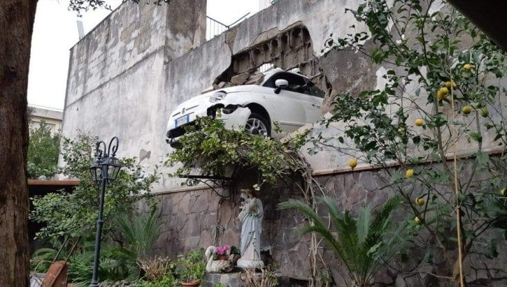 Incidente a Gragnano, l’auto resta conficcata nel muro 