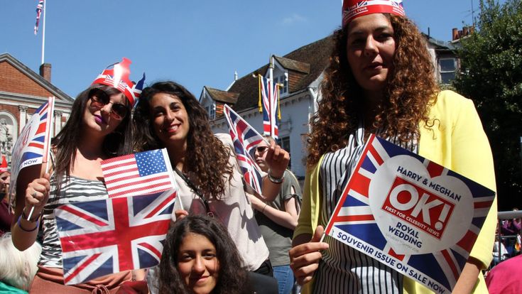 Per Meghan e Harry una folla adorante. Le donne: “Questa sposa è il cambiamento”