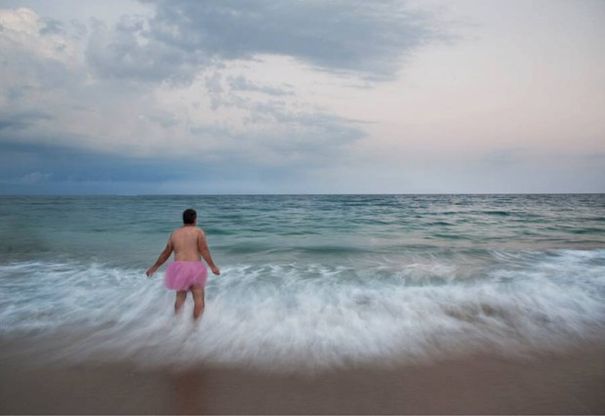 Il giro del mondo col tut&ugrave; rosa, la moglie &egrave; malata di cancro: &ldquo;&Egrave; il mio supereroe&rdquo;
