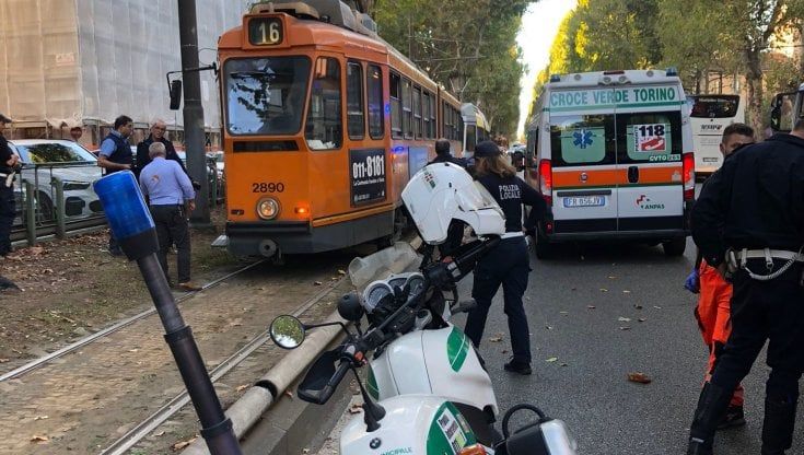 Giovane travolto dal tram a Torino: è grave