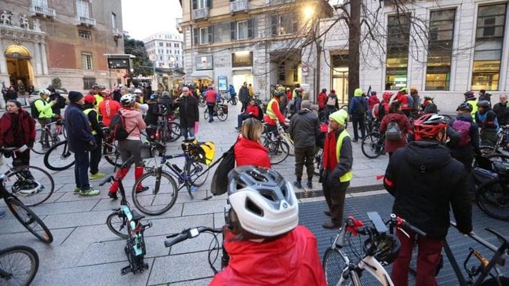 Codice della strada, protesta in piazza a Genova contro Salvini