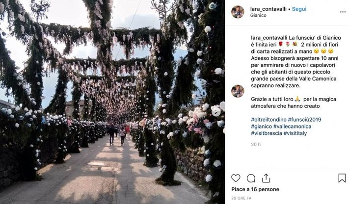 I fiori di carta invadono il borgo medievale nel Bresciano: è la 'Funsciù' amata da fedeli e turisti