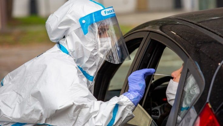 Coronavirus, corsa al tampone rapido per poter stare a Natale con i cari