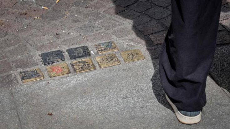 Pietre d’inciampo sfregiate, proposta a Torino: intitolare un giardino alle sei donne deportate