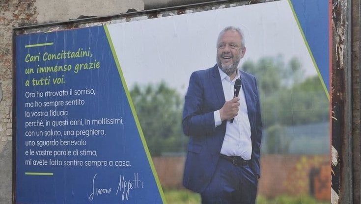 Lodi tappezzata con i maxi-poster dell'ex sindaco Uggetti: "Ho ritrovato il sorriso ma ho sempre sentito la vostra fiducia: grazie a tutti"