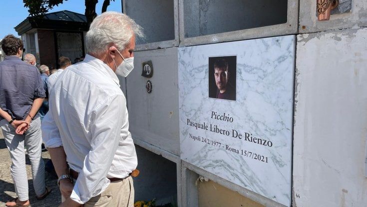 Funerali De Rienzo, commozione per l'ultimo saluto: la moglie, il papà e Marco Risi al cimitero