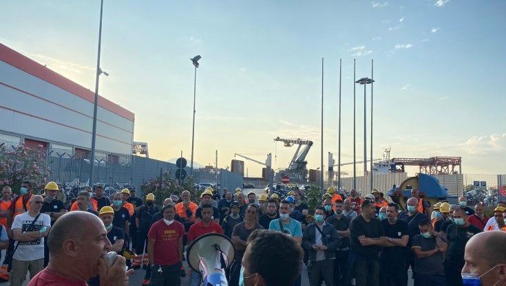 Ex Ilva, braccio di ferro a Genova tra azienda e sindacati, la direzione mette in libertà i lavoratori di due reparti