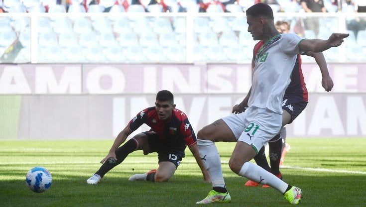 Genoa-Sassuolo 2-2: doppietta dell'ex Scamacca, ma nel finale Vasquez salva Ballardini