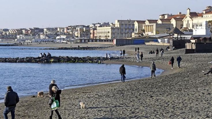 Scattano i sigilli al Capanno, i vigili fra turisti e bagnanti. Chiude il chiosco della movida