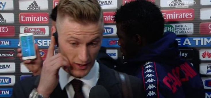 Milan-Cagliari, Avelar mostra la foto del rigore mentre Abate è intervistato
