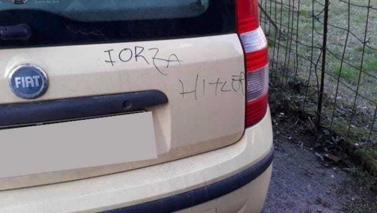 Scritta "Forza Hitler" sull'auto di un'insegnante ebrea nel Milanese, condanna di Anpi e Pd: "Antisemitismo preoccupante"