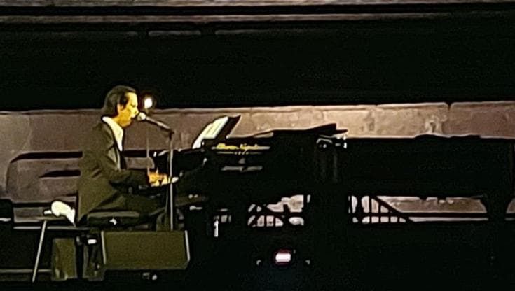 Nick Cave, rock e poesia a Pompei. Il pubblico si alza e canta, lui: “Siete magnifici”