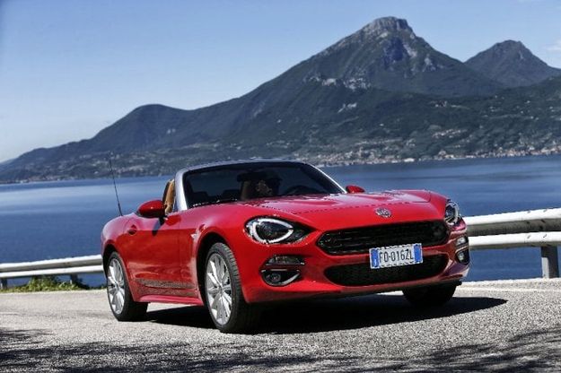 Fiat 124 Spider guida Freak Out GQ Music & Style
