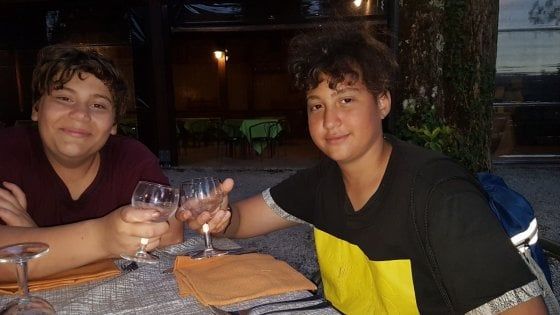 I genitori dei ragazzi morti nel sonno: "Non siamo sprovveduti. I nostri figli stavano bene quella sera"