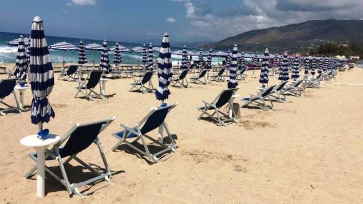 In riva al mare con la foto della moglie, quanto è raro l’amore senza fine