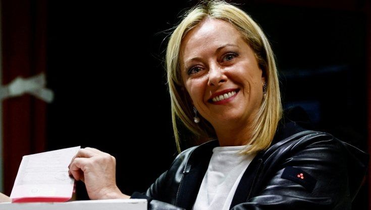 Giorgia Meloni trascina la destra al potere sulle note di Rino Gaetano: "Non siamo a un punto di arrivo ma di partenza: da domani dobbiamo dimostrare il nostro valore"