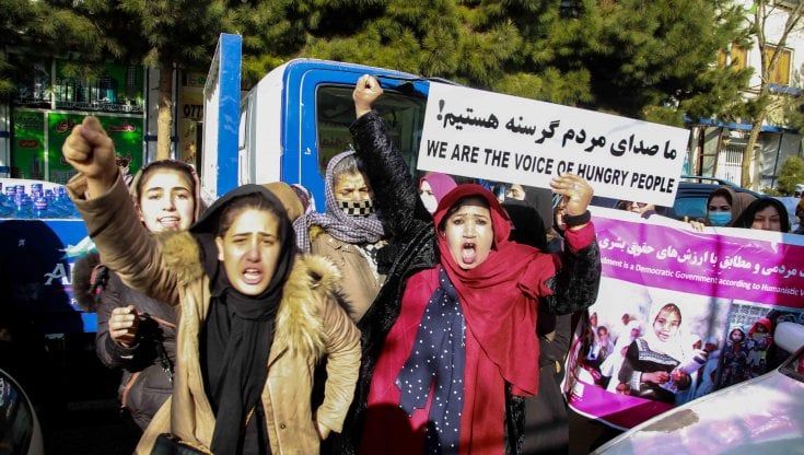  Afghanistan, spari contro la protesta delle donne che chiedevano "Lavoro, libertà e diritti” 