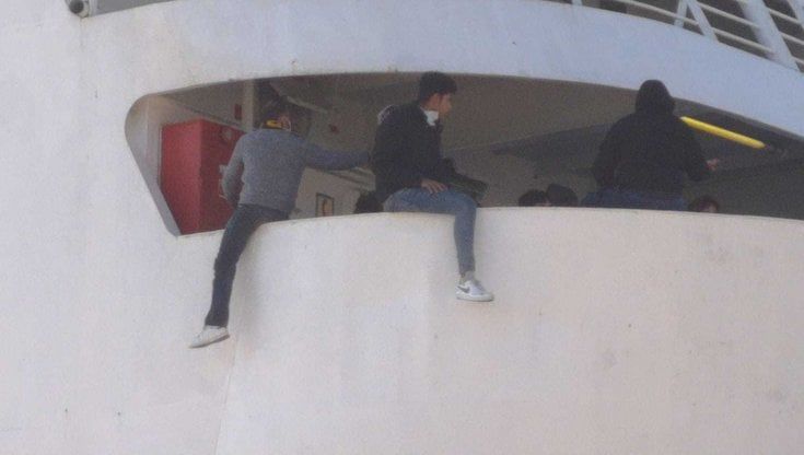Porto Empedocle, rivolta di un gruppo di migranti nella nave quarantena Allegra