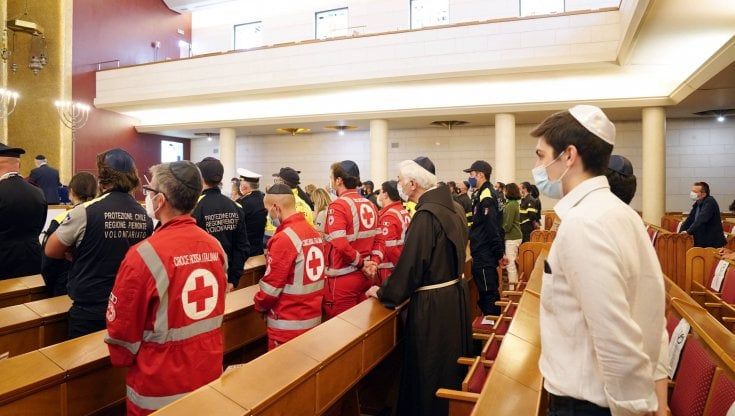 Incidente del Mottarone, l'abbraccio in sinagoga a Milano: "Grazie Eitan vita che non s'arrende"