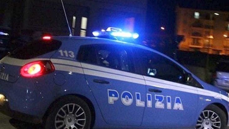 Roma, ordina un kebab e aggredisce un rider con una mazza di ferro