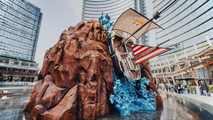 Vascello pirata e voragine per il Paradiso: in centro a Milano le installazioni che incuriosiscono