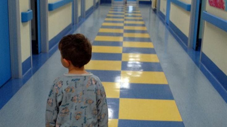 Catania, dopo 47 giorni è fuori pericolo il bimbo caduto in piscina. I medici: “Un miracolo”