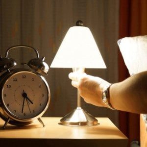 Risvegliarsi nel cuore della notte che tormento, le regole per riaddormentarsi in fretta