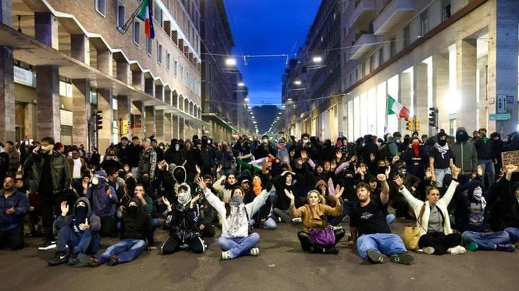 E nella protesta c’è chi prova a fermare le violenze: “Andate fuori dal corteo”
