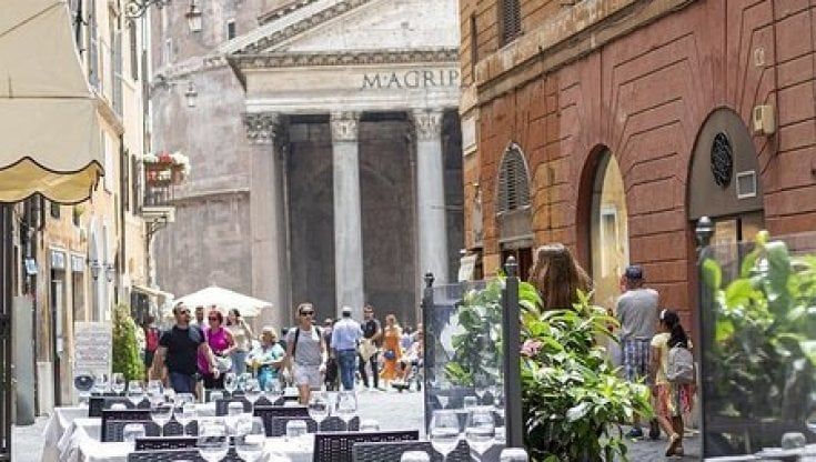 Ristoranti, hotel e palestre: la Lonely Planet dei No Vax, dove la pandemia non esiste. Gli audio dei ristoratori
