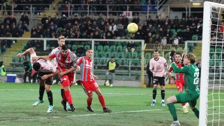 Rosa, vittoria di cuore. Sotto due volte, festa nel recupero