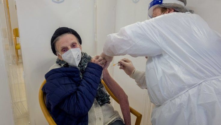 Covid, lo studio della Bicocca: la vaccinazione di massa salverà 10 mila vite in Lombardia