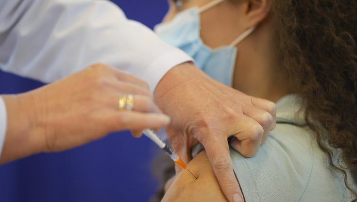 Vaccini Covid Lazio, i cittadini minacciano sit in, diffide e class action per i richiami Pfizer rimandati