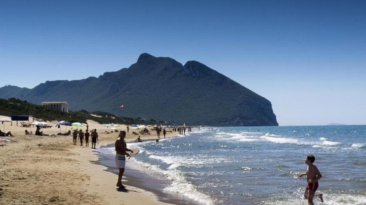 Spiagge di Sabaudia, pressioni su un imprenditore da un politico e un malavitoso
