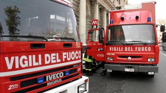 Gela, la bombola del gas va a fuoco e una donna la lancia dal balcone