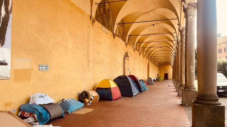 I lavoratori costretti a dormire in tenda. Lepore: “Chi assume garantisca anche la casa”